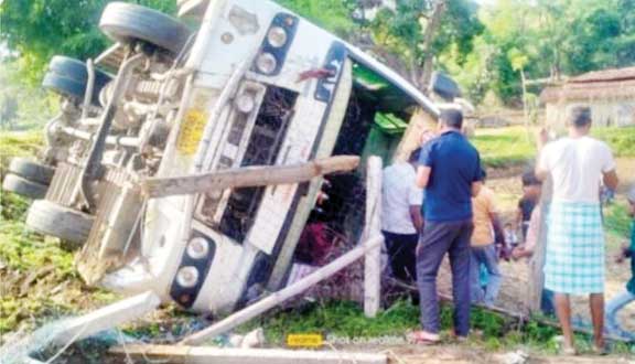 अंबिकापुर से यूपी जा रही बस फुलिडुमर घाट के नीचे पलटी