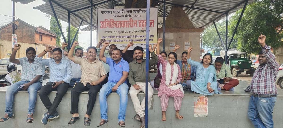 32 सूत्रीय मांगों को लेकर तीसरे  दिन भी हड़ताल पर रहे पटवारी