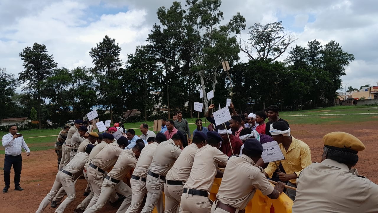 आकस्मिक परिस्थतियों से निपटने बलवा ड्रिल का अभ्यास 