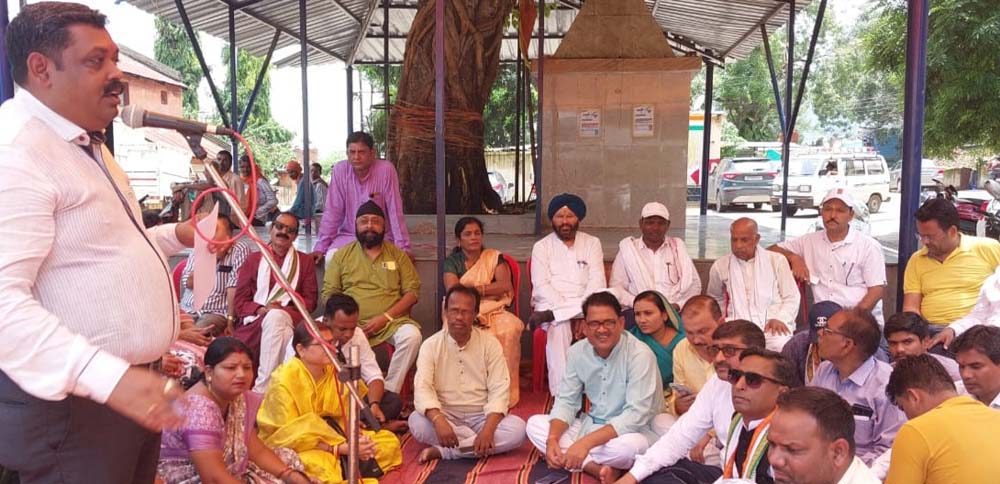 बिजली कटौती और दरों में वृद्धि के खिलाफ कांग्रेस ने दिया धरना