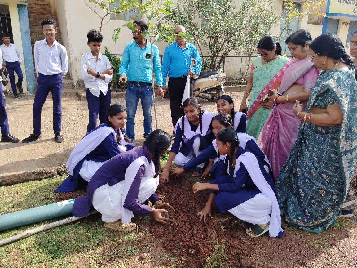 शंकरपुर स्कूल में पौधारोपण शंकरपुर स्कूल में पौधारोपण
