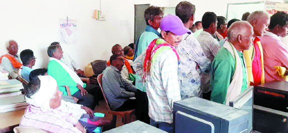 डोंगरडूला सोसायटी के किसान  खाद के लिए हो रहे परेशान