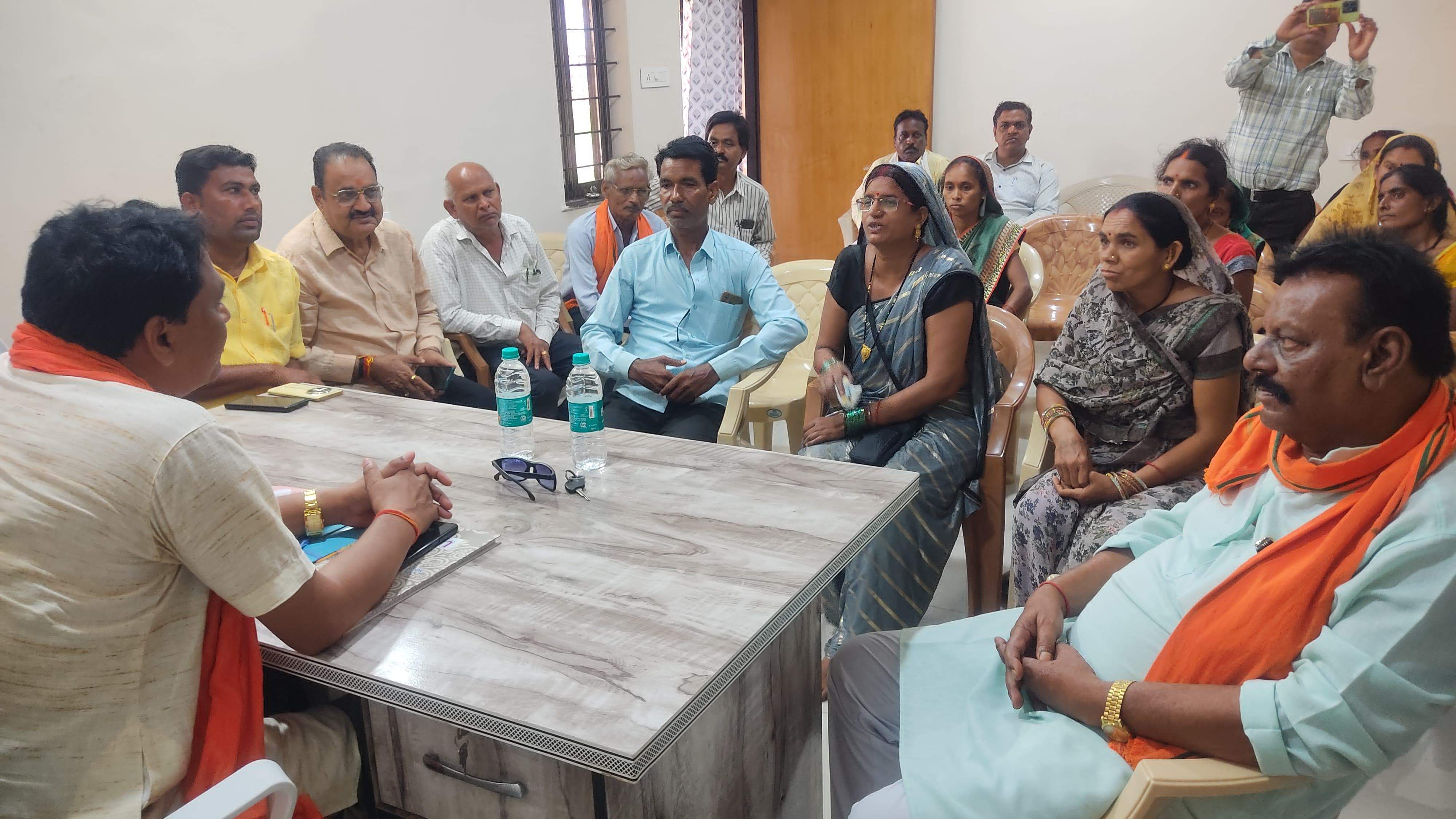 विधायक इंद्रकुमार ग्रामीणों से हुए रूबरू, सुनी समस्याएं विधायक इंद्रकुमार ग्रामीणों से हुए रूबरू, सुनी समस्याएं