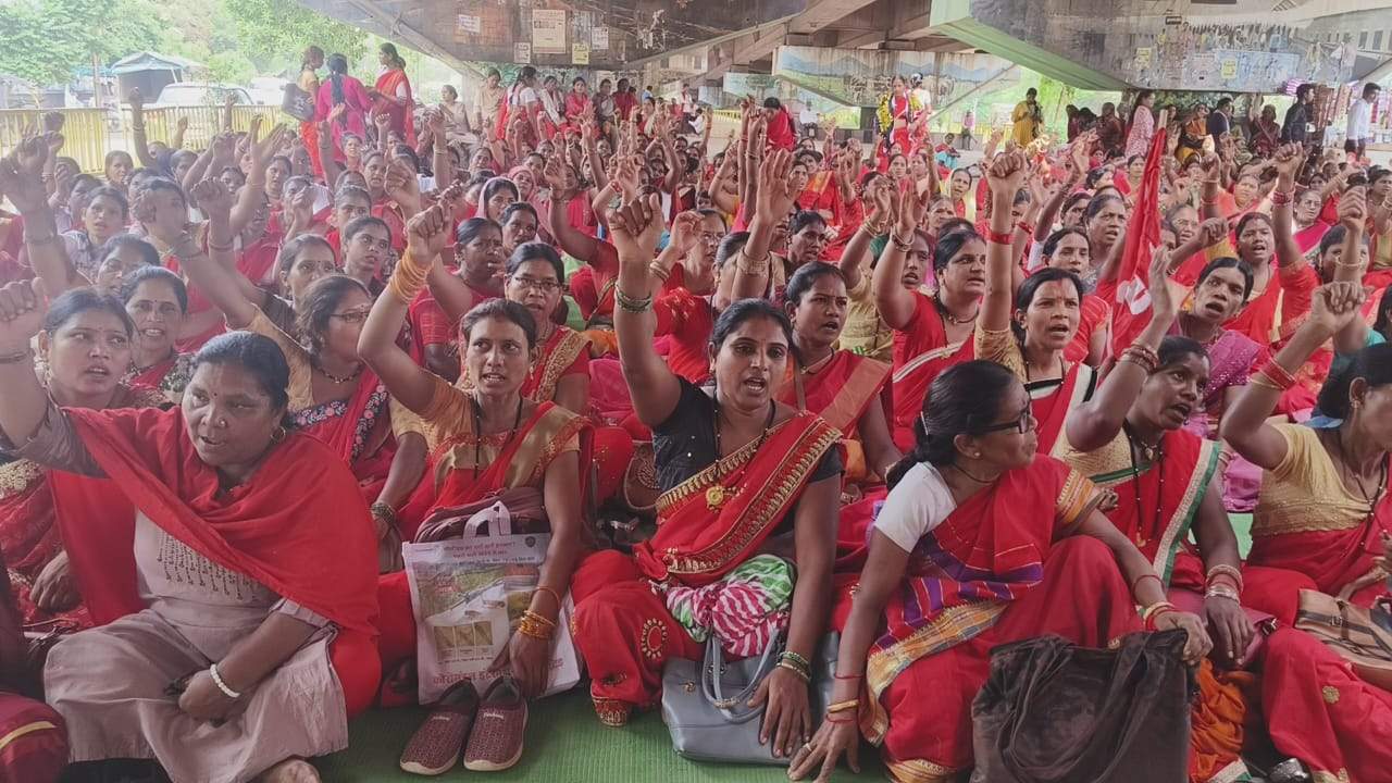 मांगों को लेकर आंगनबाड़ी कार्यकर्ताओं ने बोला हल्ला मांगों को लेकर आंगनबाड़ी कार्यकर्ताओं ने बोला हल्ला