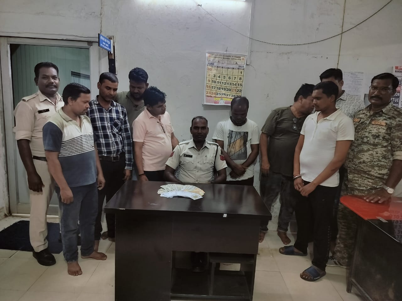 8 जुआरी पकड़ाए
