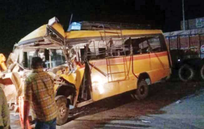 बस ने ट्रक को मारी टक्कर, खलासी और महिला की मौत