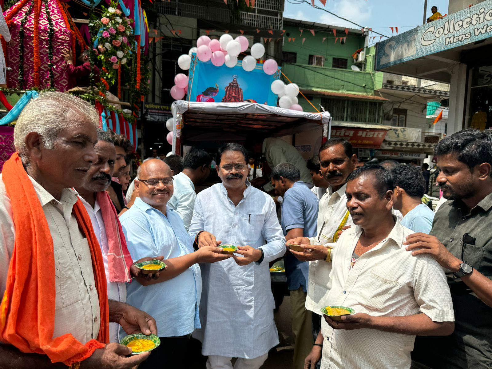 प्रभु जगन्नाथ को भोग लगा विधायक ने माता कर्मा प्रसादी बांटी प्रभु जगन्नाथ को भोग लगा विधायक ने माता कर्मा प्रसादी बांटी