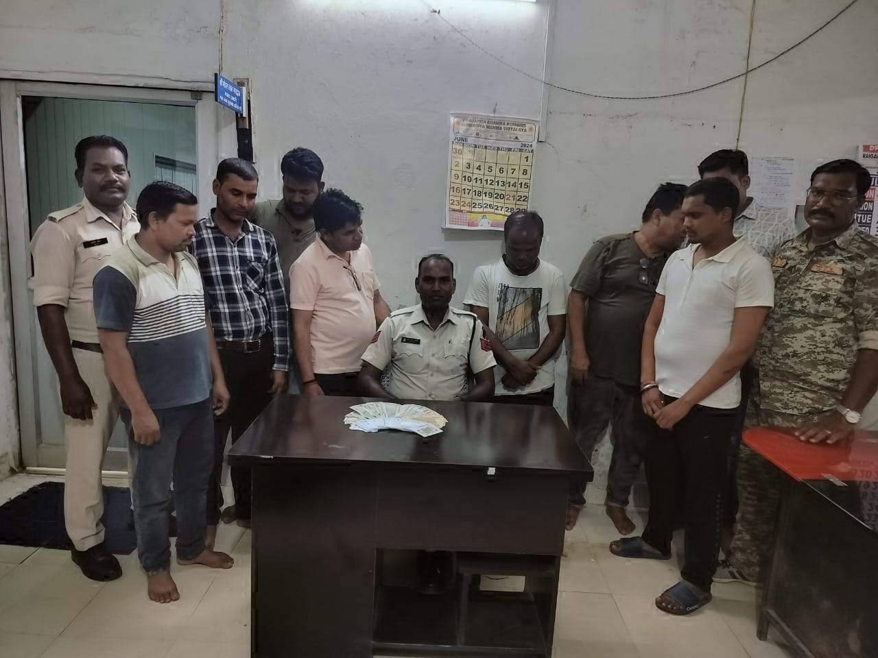 8 जुआरी पकड़ाए