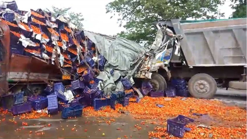 हाईवा ने टमाटर से भरे ट्रक को मारी टक्कर, ग्रामीणों में लूटने होड़ हाईवा ने टमाटर से भरे ट्रक को मारी टक्कर, ग्रामीणों में लूटने होड़