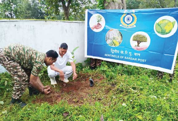 सीआरपीएफ जवानों ने किया पौधारोपण