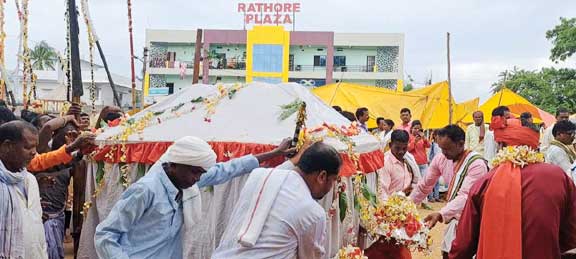 गोंचा पर्व पर निकाली रथ यात्रा, 22 परगना के देवी-देवता शामिल