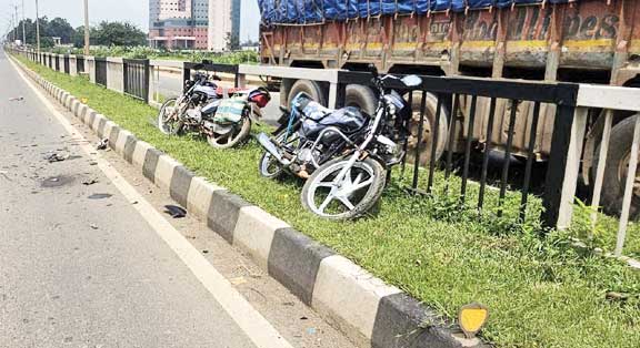 बाइकें भिड़ीं, एक मौत, दो जख्मी