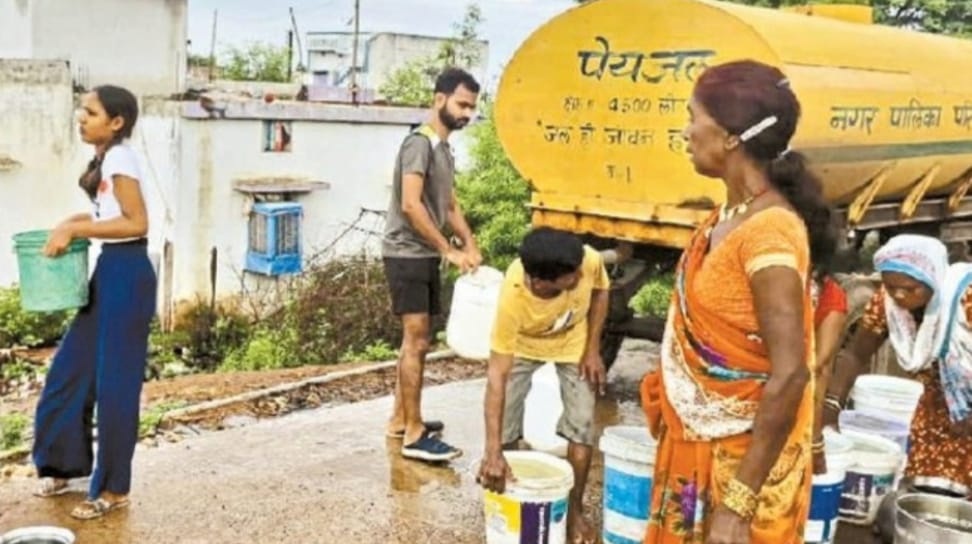 लोगों को पानी के लिए करनी पड़ रही मशक्कत