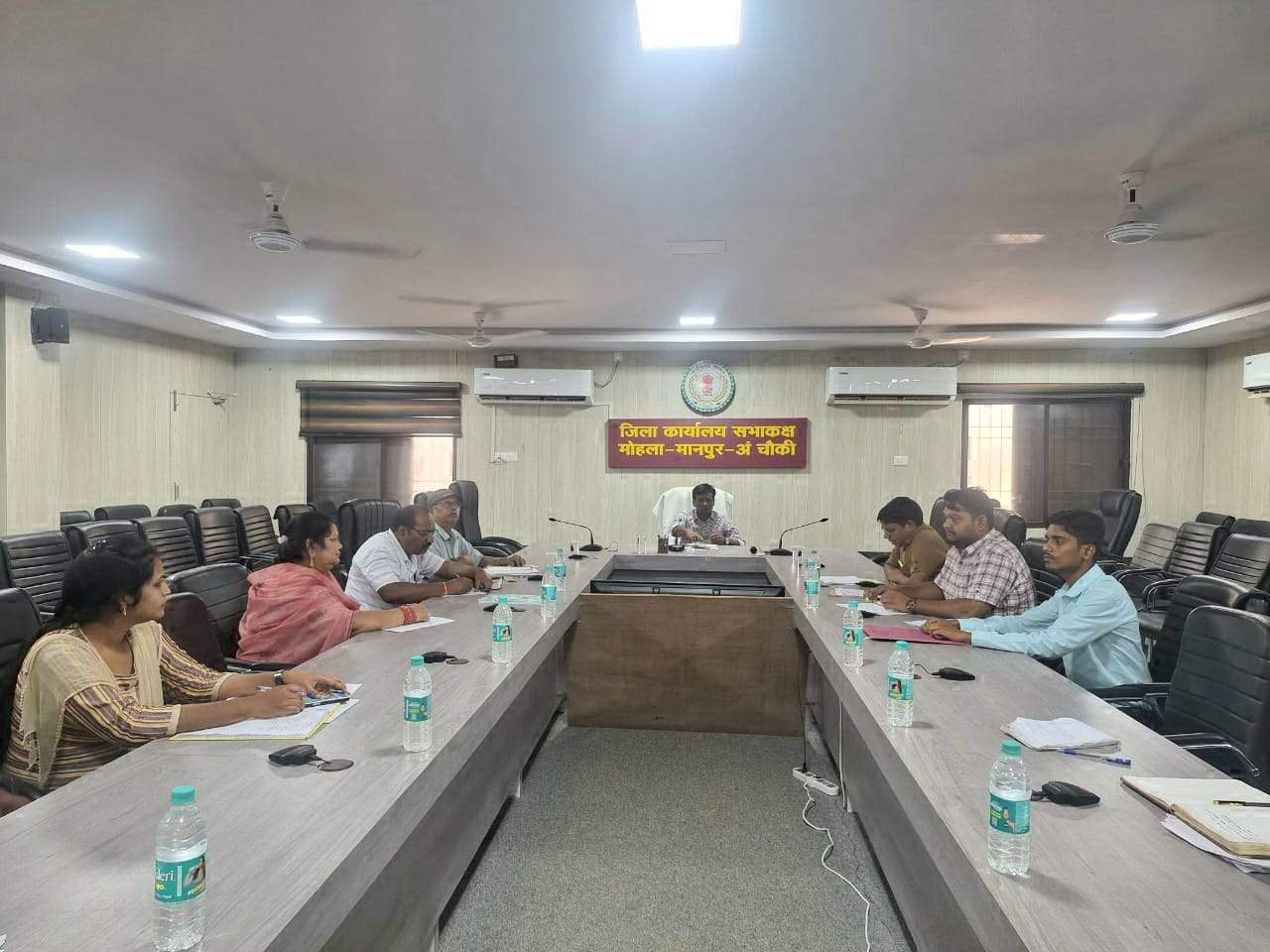 कलेक्टर ने प्रशिक्षण संस्थाओं के अफसरों की ली बैठक कलेक्टर ने प्रशिक्षण संस्थाओं के अफसरों की ली बैठक
