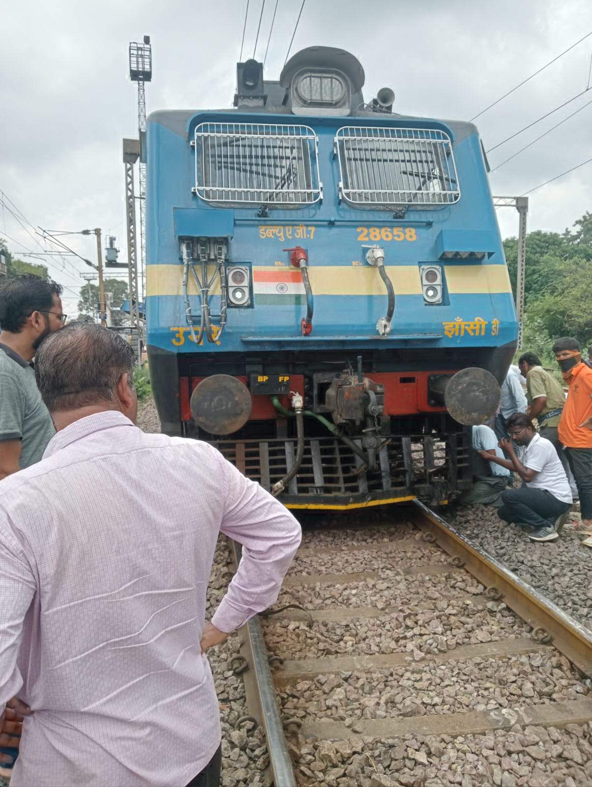 मालगाड़ी से टकराई ट्रॉली, बाल बाल बचा चालक मालगाड़ी से टकराई ट्रॉली, बाल बाल बचा चालक