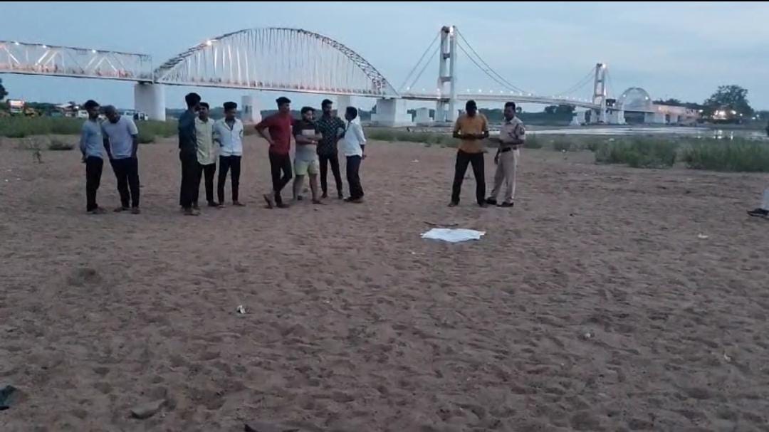 नदी किनारे नवजात का शव मिला नदी किनारे नवजात का शव मिला