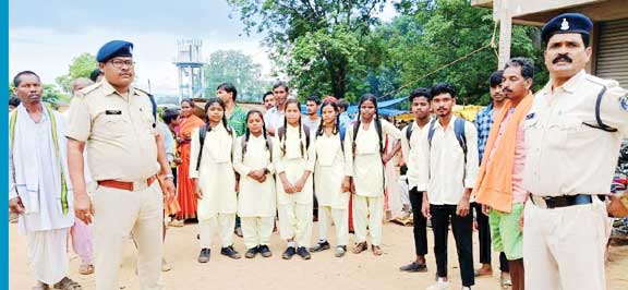 पुलिस ने विद्यार्थियों व ग्रामीणों को नए कानून के प्रति किया जागरूक