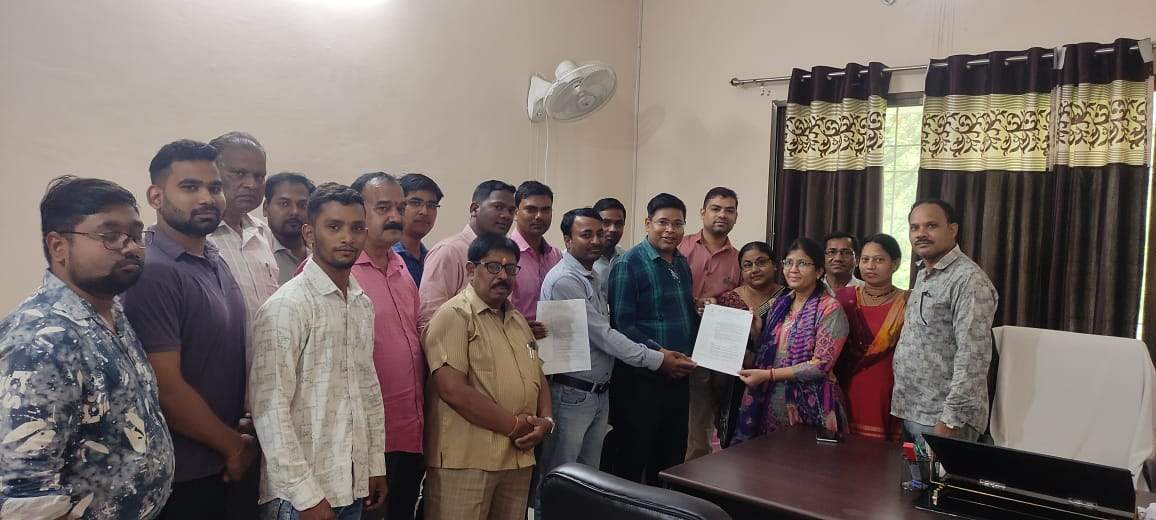 नगरीय निकायों में चरणबद्ध आंदोलन करने ज्ञापन