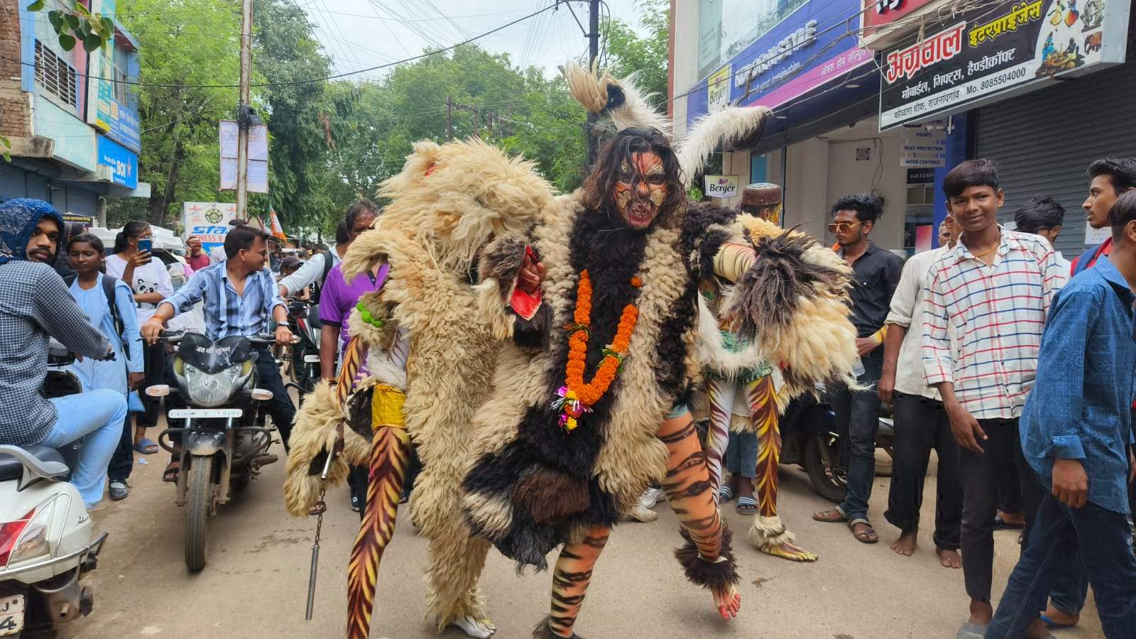 घर-घर जा रहे मन्नती शेर घर-घर जा रहे मन्नती शेर