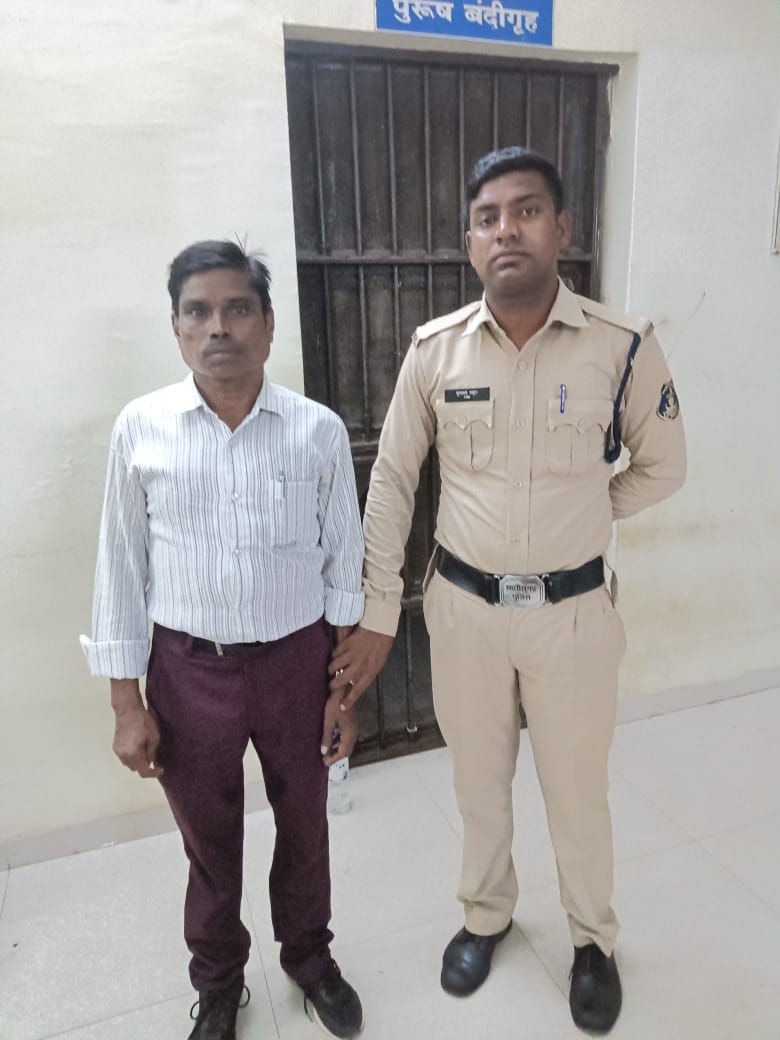 कृषि अफसर से छेड़छाड़, लिपिक  गिरफ्तार