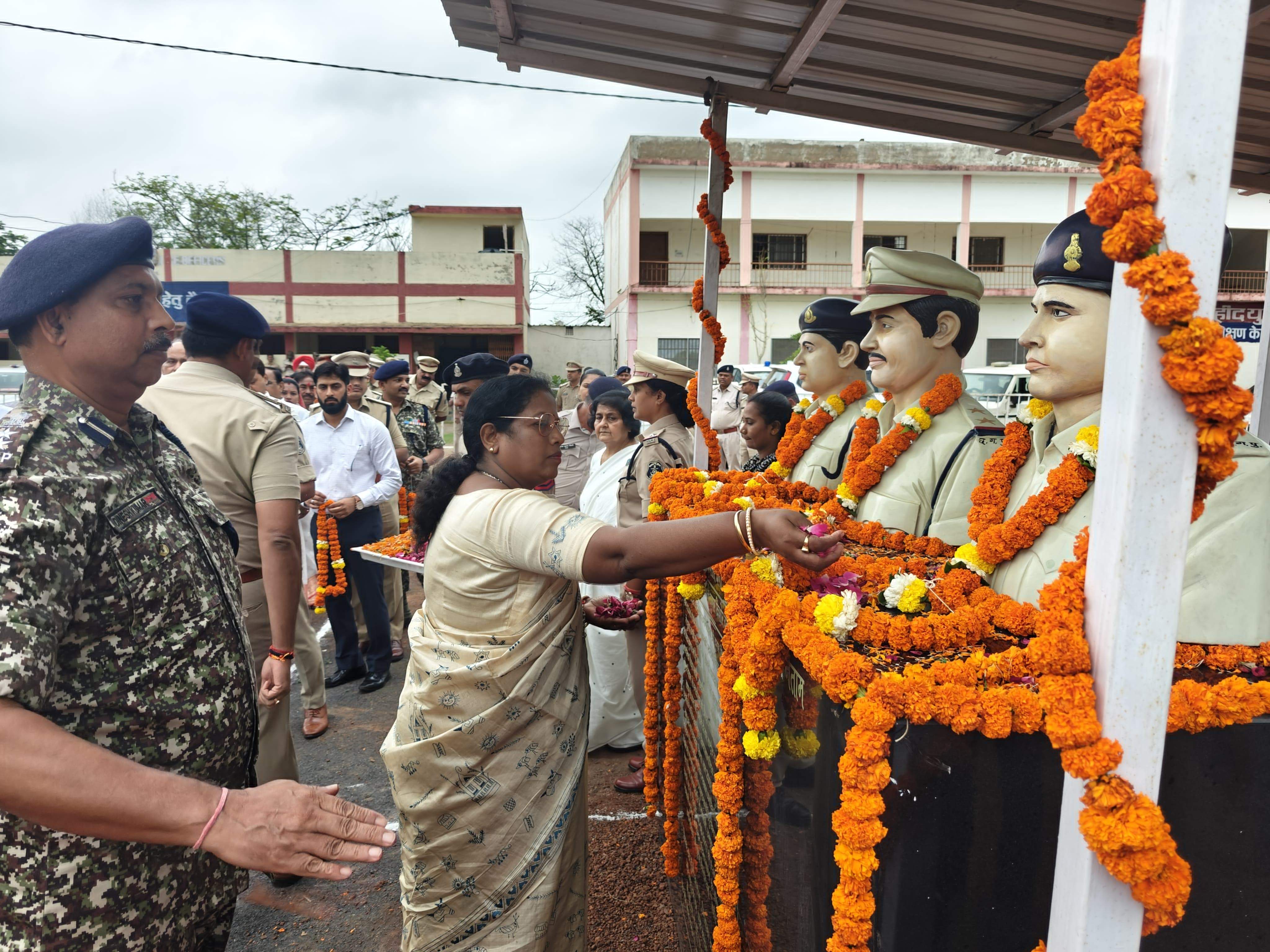 मदनवाड़ा के शहीदों को पुष्पांजलि अर्पित कर दी श्रद्धांजलि