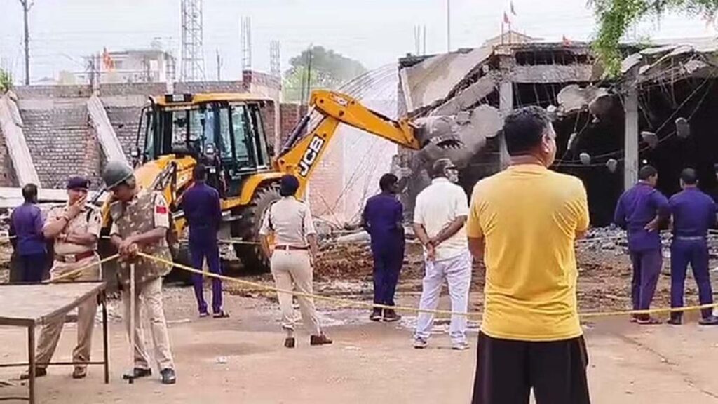 अवैध निर्माण पर चला बुलडोजर, भडक़ीं महिलाएं, भाजपा महिला पार्षद को घसीटा, सडक़ पर गिराकर पीटा, जुर्म दर्ज