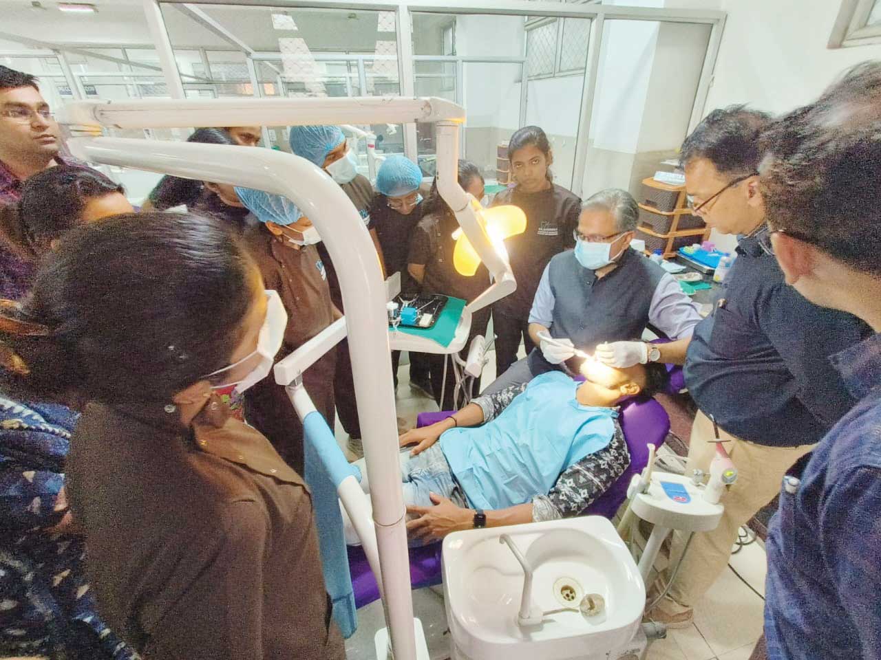 डॉ. पिंपरीकर ने अपना अविष्कारित सीआरसीसी डेंटल कॉलेज को सौंपा