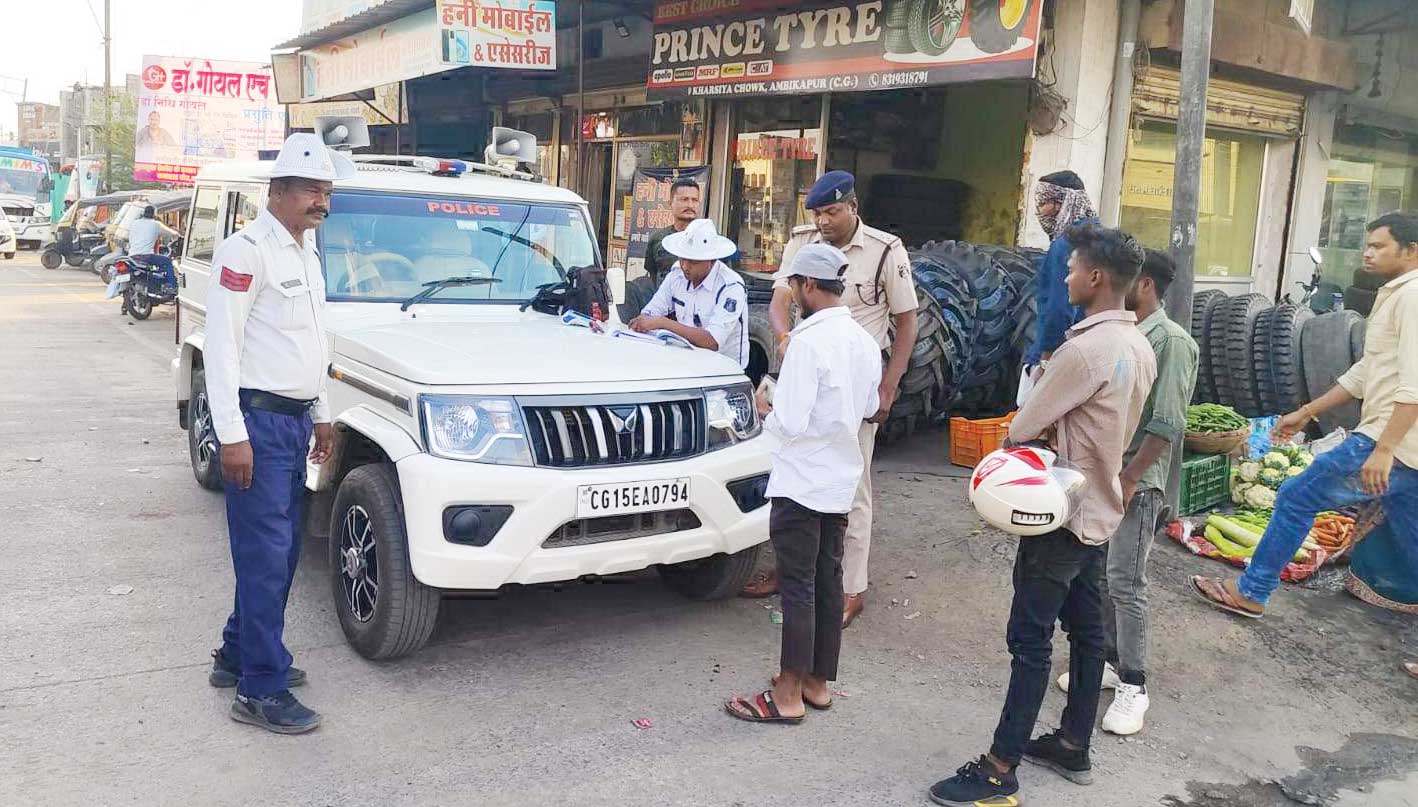 यातायात नियमों की अवहेलना, माह भर में ढाई हजार से अधिक वाहन चालकों पर जुर्माना यातायात नियमों की अवहेलना, माह भर में ढाई हजार से अधिक वाहन चालकों पर जुर्माना