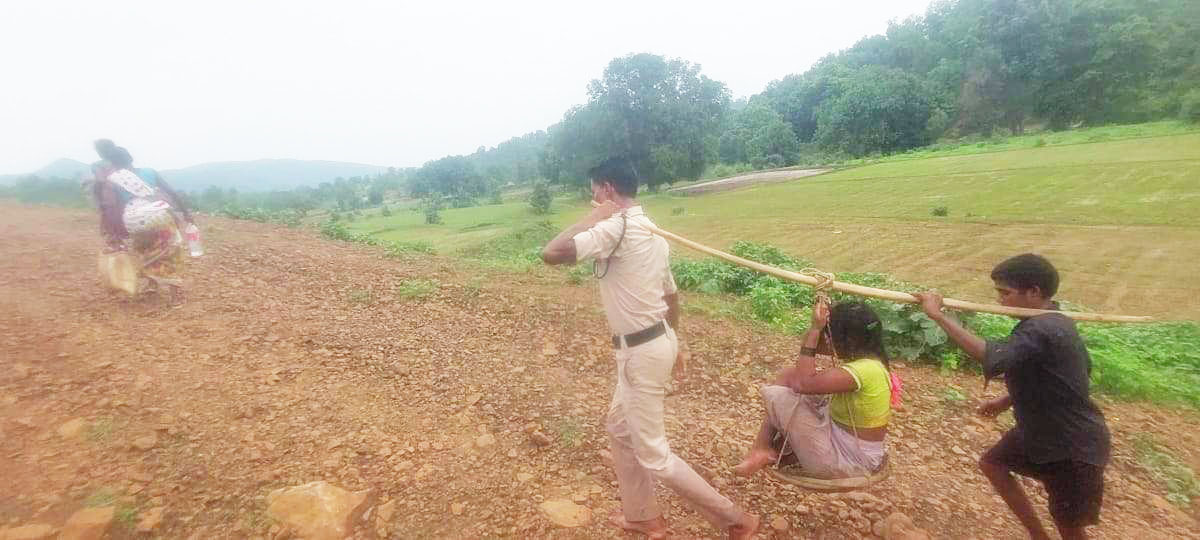 पुलिस ने गर्भवती को 3 किमी कांवर पर बैठा पहुंचाया अस्पताल पुलिस ने गर्भवती को 3 किमी कांवर पर बैठा पहुंचाया अस्पताल