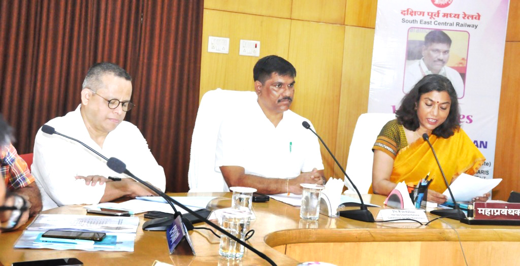 रेलवे के सफाई कर्मचारियों को बेहतर वातावरण दें, सुरक्षा व स्वास्थ्य का ध्यान रखें