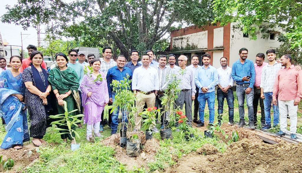 छत्तीसगढ़ स्टेट पावर डिस्ट्रीब्यूशन कंपनी में पौधारोपण