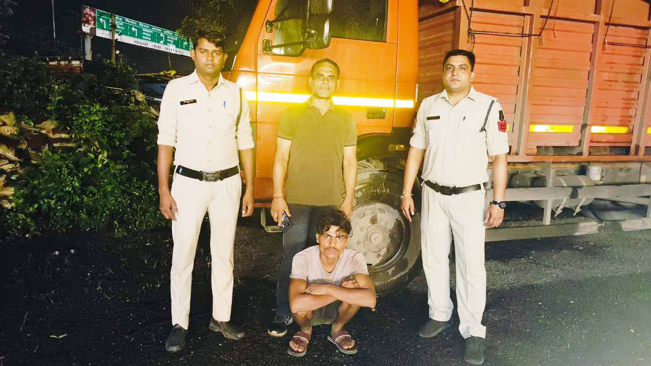 8 टन अवैध  कबाड़ जब्त