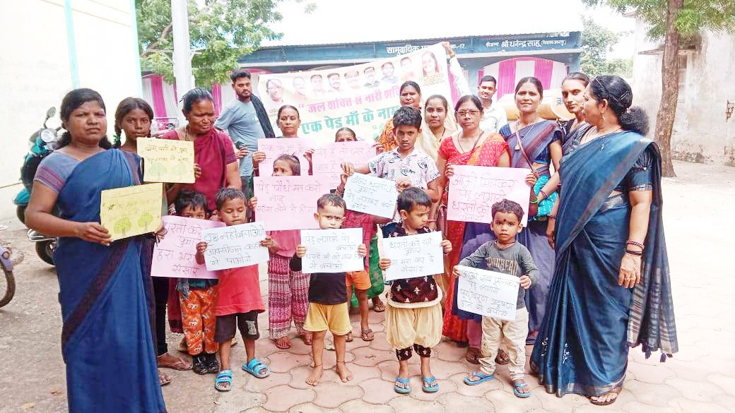 आंगनबाड़ी परिसर में पौधरोपण आंगनबाड़ी परिसर में पौधरोपण