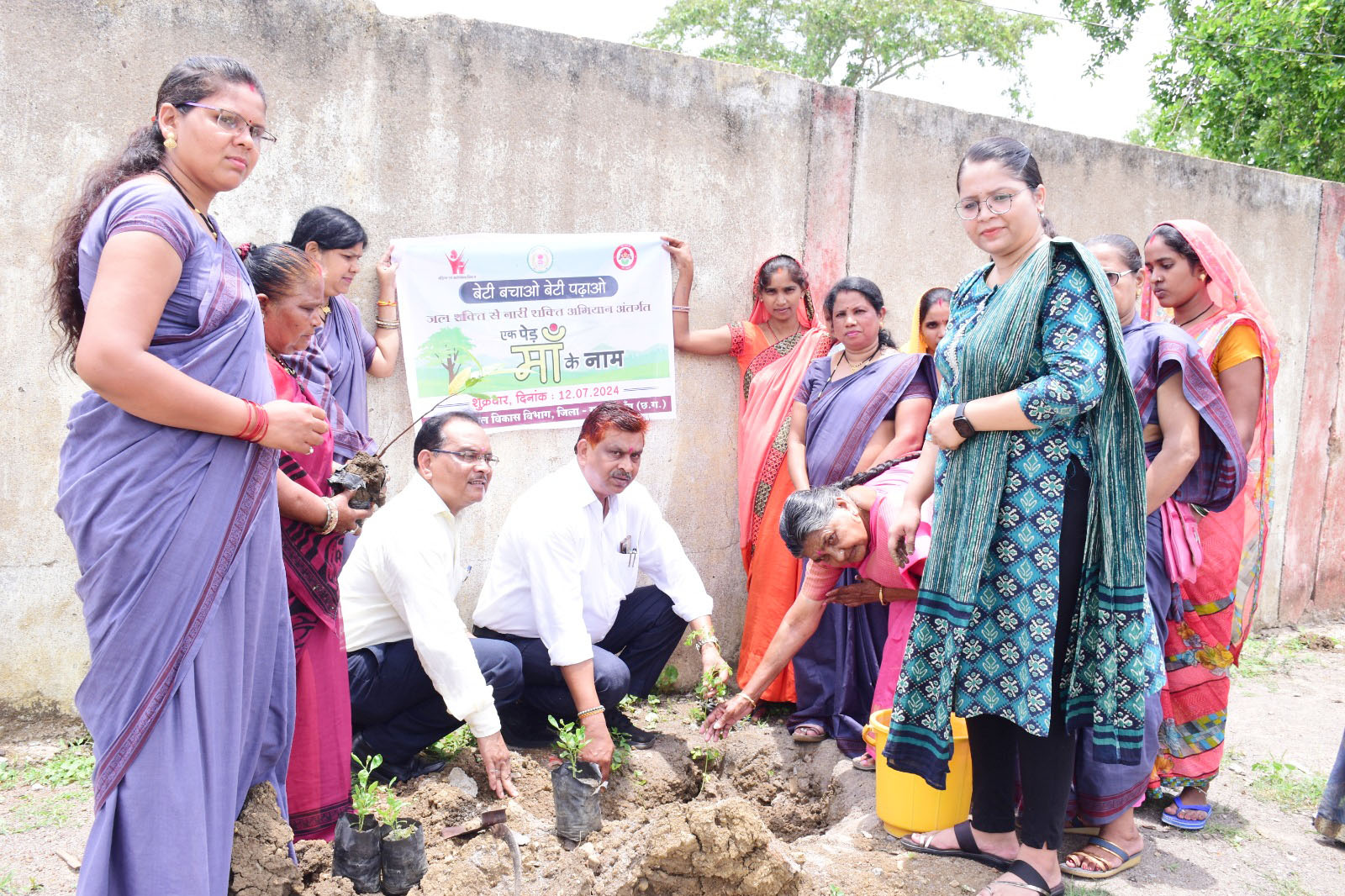 आंगनबाड़ी केन्द्र में एक पेड़ मां के नाम पौधरोपण