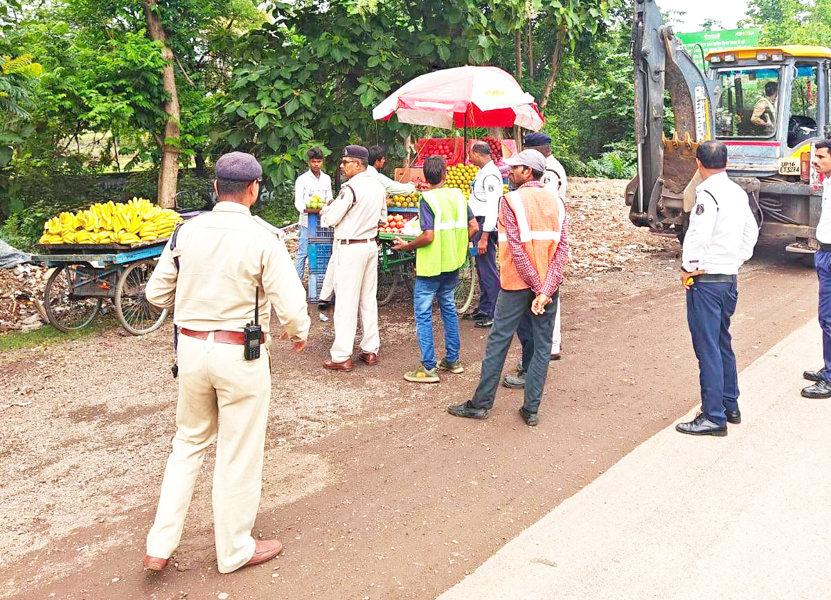 रोड किनारे लगे ठेला-खोमचों पर कार्रवाई रोड किनारे लगे ठेला-खोमचों पर कार्रवाई
