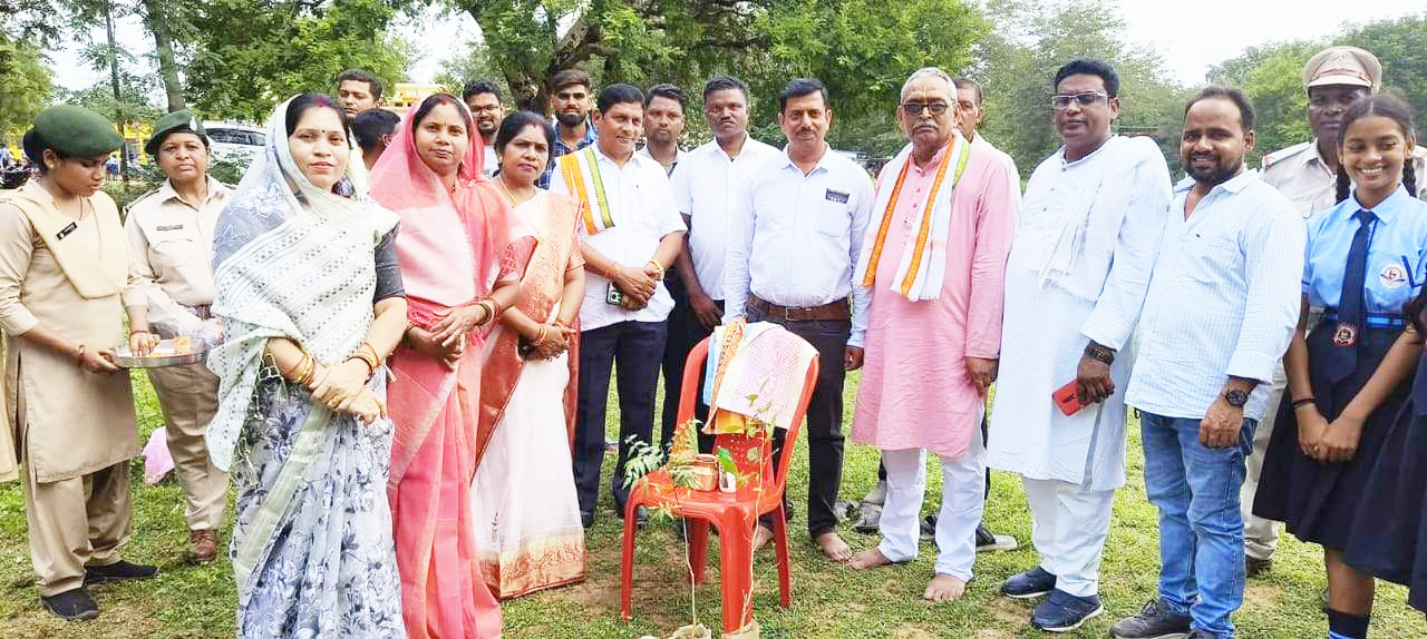 आत्मानंद स्कूल में एक पेड़ मां  के नाम पर वृहद वृक्षारोपण