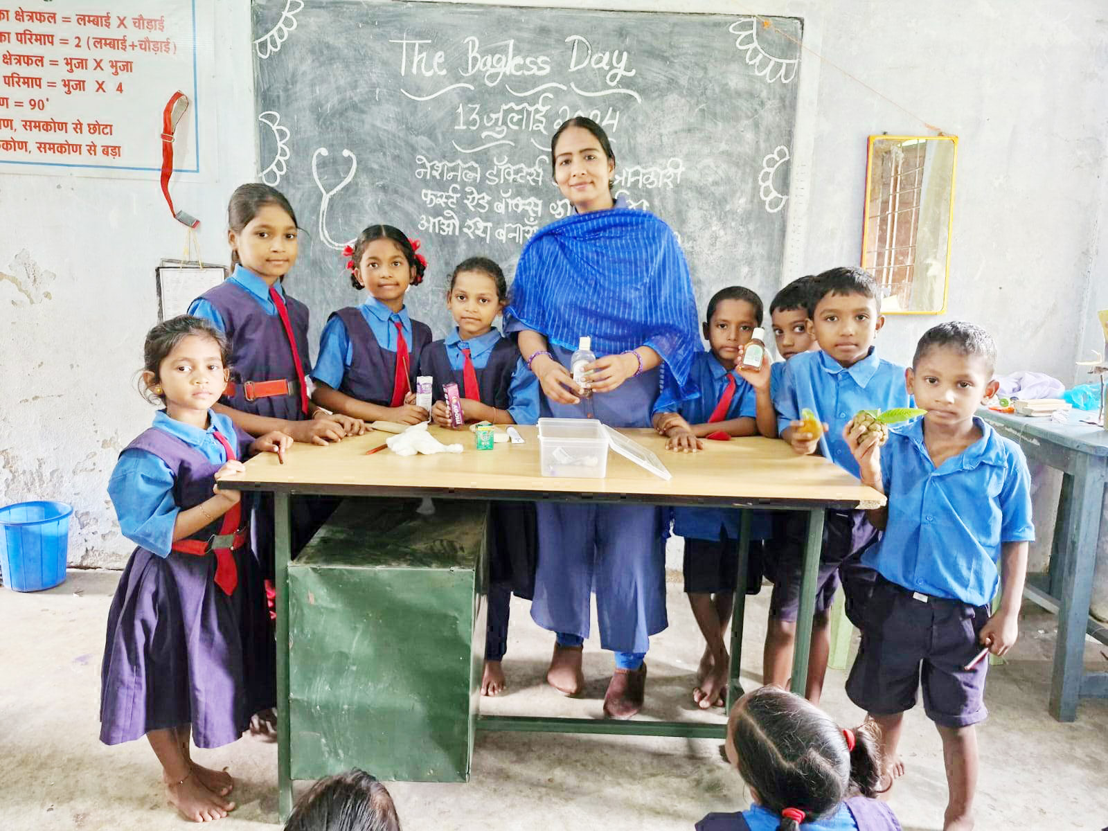 बैगलेस डे पर बच्चों ने  बनाया फस्र्टएड बॉक्स