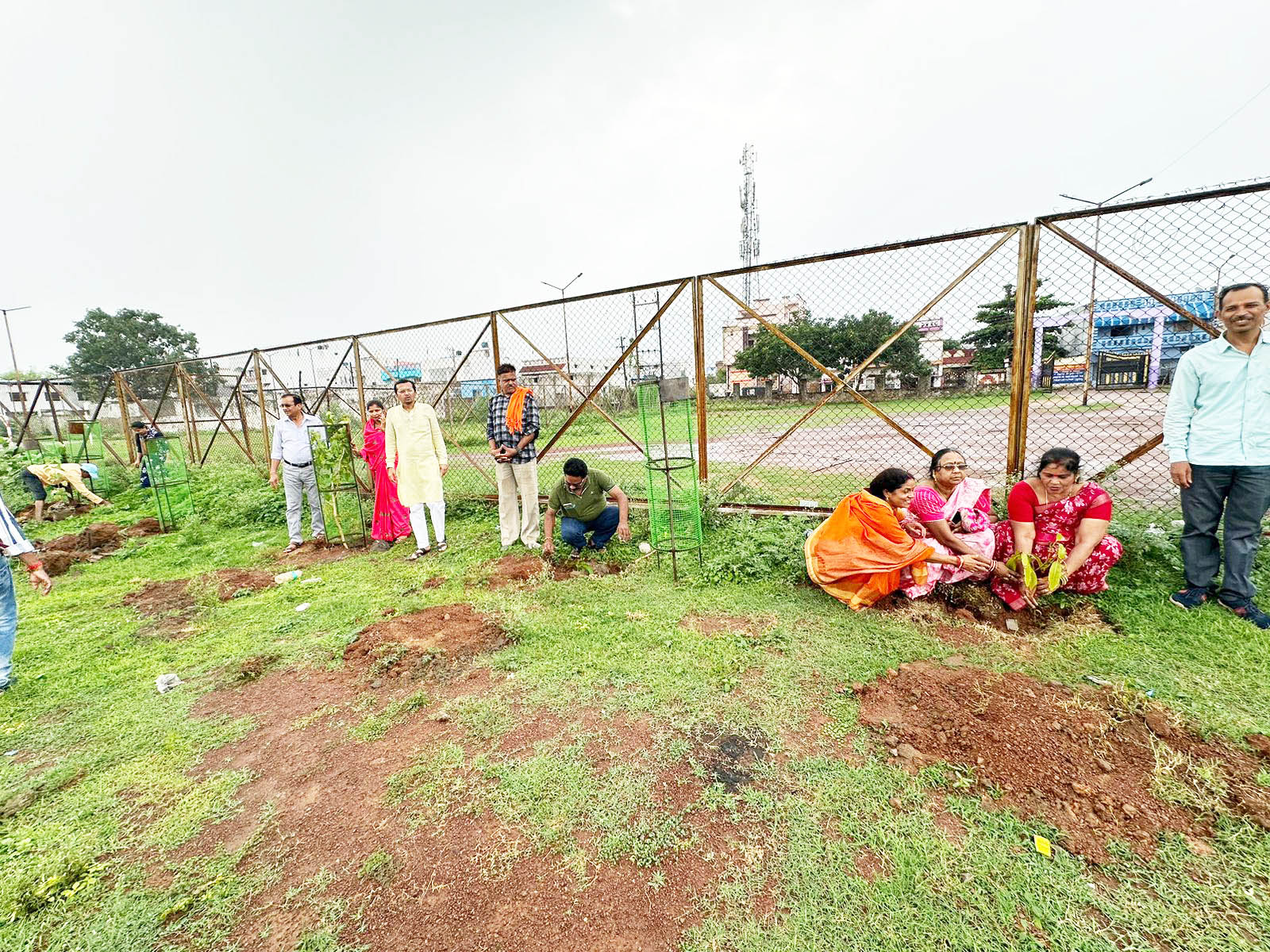 एक पेड़ मां के नाम इण्डोर स्टेडियम में रोपे गए सैकड़ों पौधे