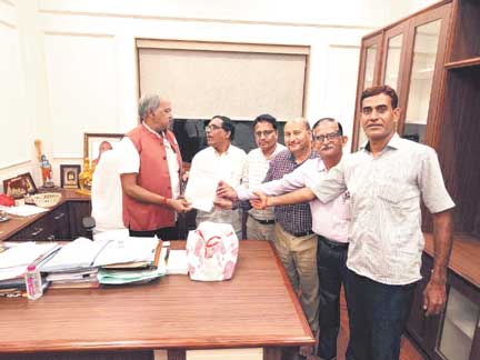 मा प्रीमियम से जी एस टी हटाने बजट में हो पहल सांसद बृजमोहन को यूनियन ने सौंपा ज्ञापन मा प्रीमियम से जी एस टी हटाने बजट में हो पहल सांसद बृजमोहन को यूनियन ने सौंपा ज्ञापन