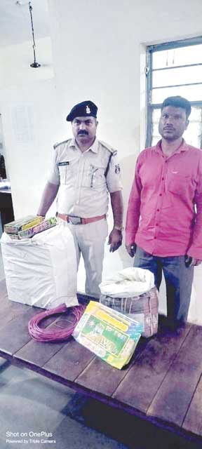 घर में पटाखे बना रहा युवक गिरफ्तार घर में पटाखे बना रहा युवक गिरफ्तार
