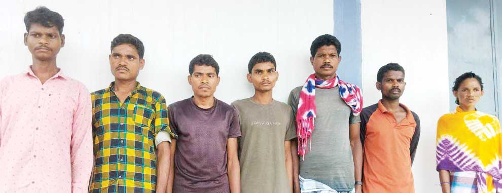 3 लाख के ईनामी महिला-पुरुष सहित सात नक्सली गिरफ्तार 3 लाख के ईनामी महिला-पुरुष सहित सात नक्सली गिरफ्तार