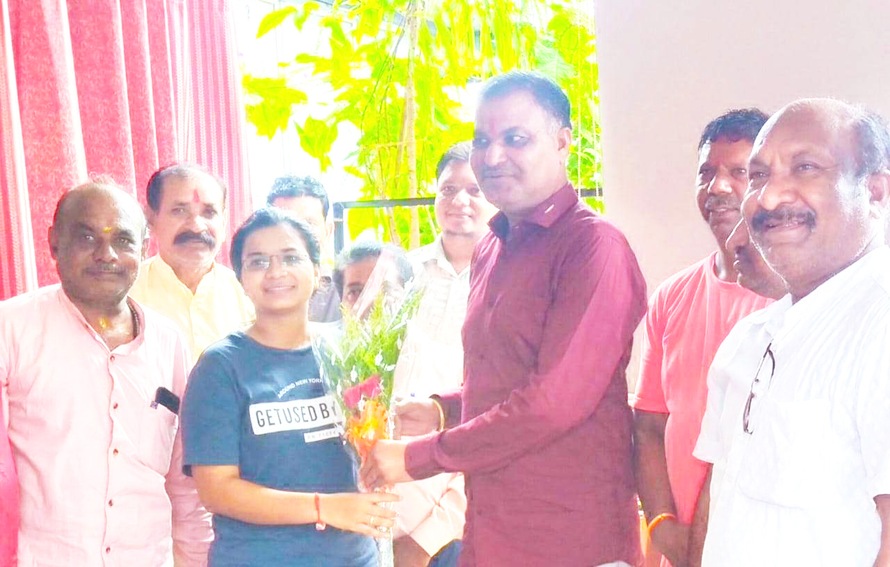 राष्ट्रीय शूटिंग खिलाड़ी कोमल का सम्मान राष्ट्रीय शूटिंग खिलाड़ी कोमल का सम्मान