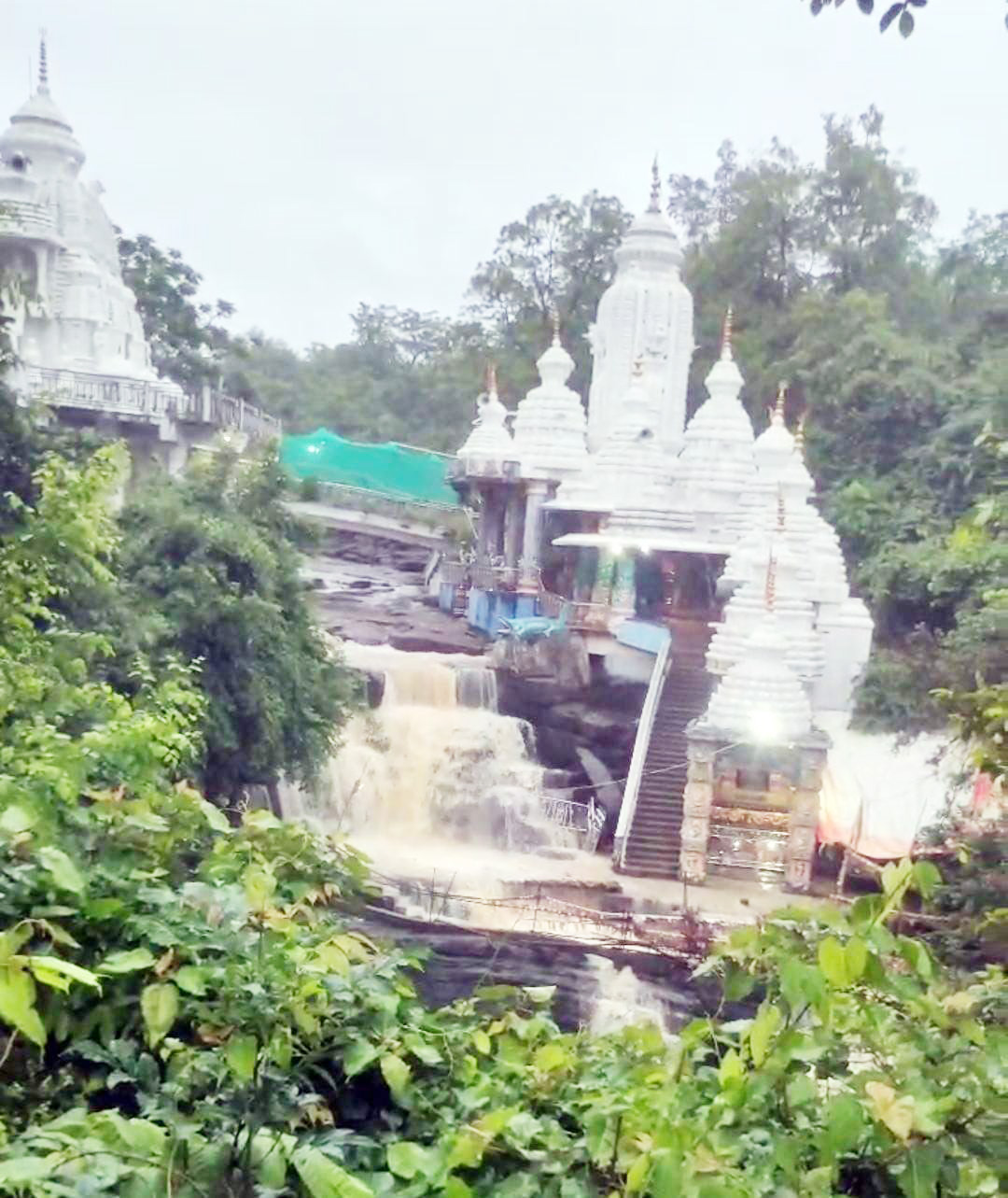 जतमई-घटारानी जलप्रपात में दिखने लगी सुंदरता, पर्यटकों को कर रही आकर्षित जतमई-घटारानी जलप्रपात में दिखने लगी सुंदरता, पर्यटकों को कर रही आकर्षित