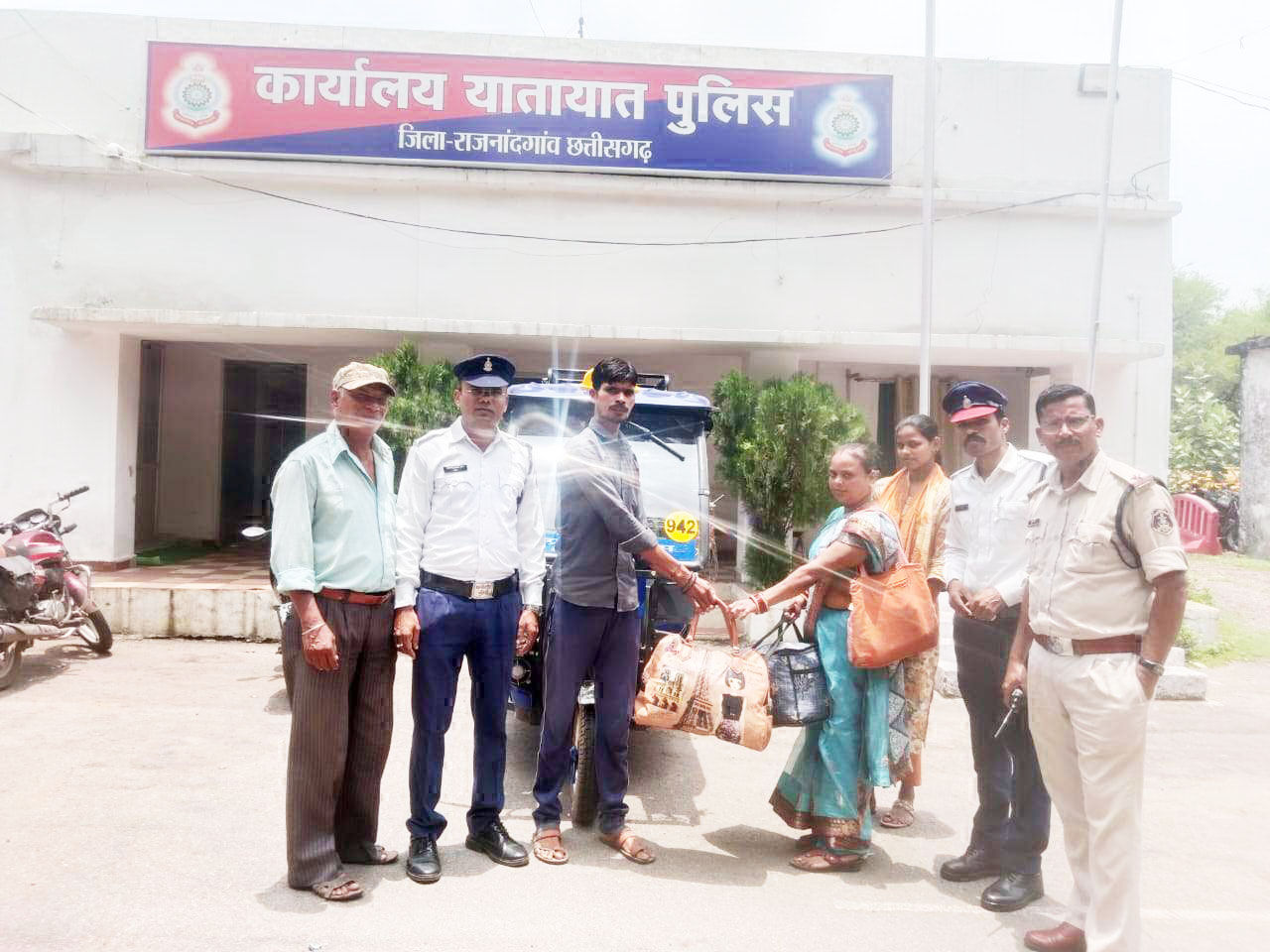 ई-रिक्शा में छूटा सामान प्रार्थिया को मिला सुरक्षित