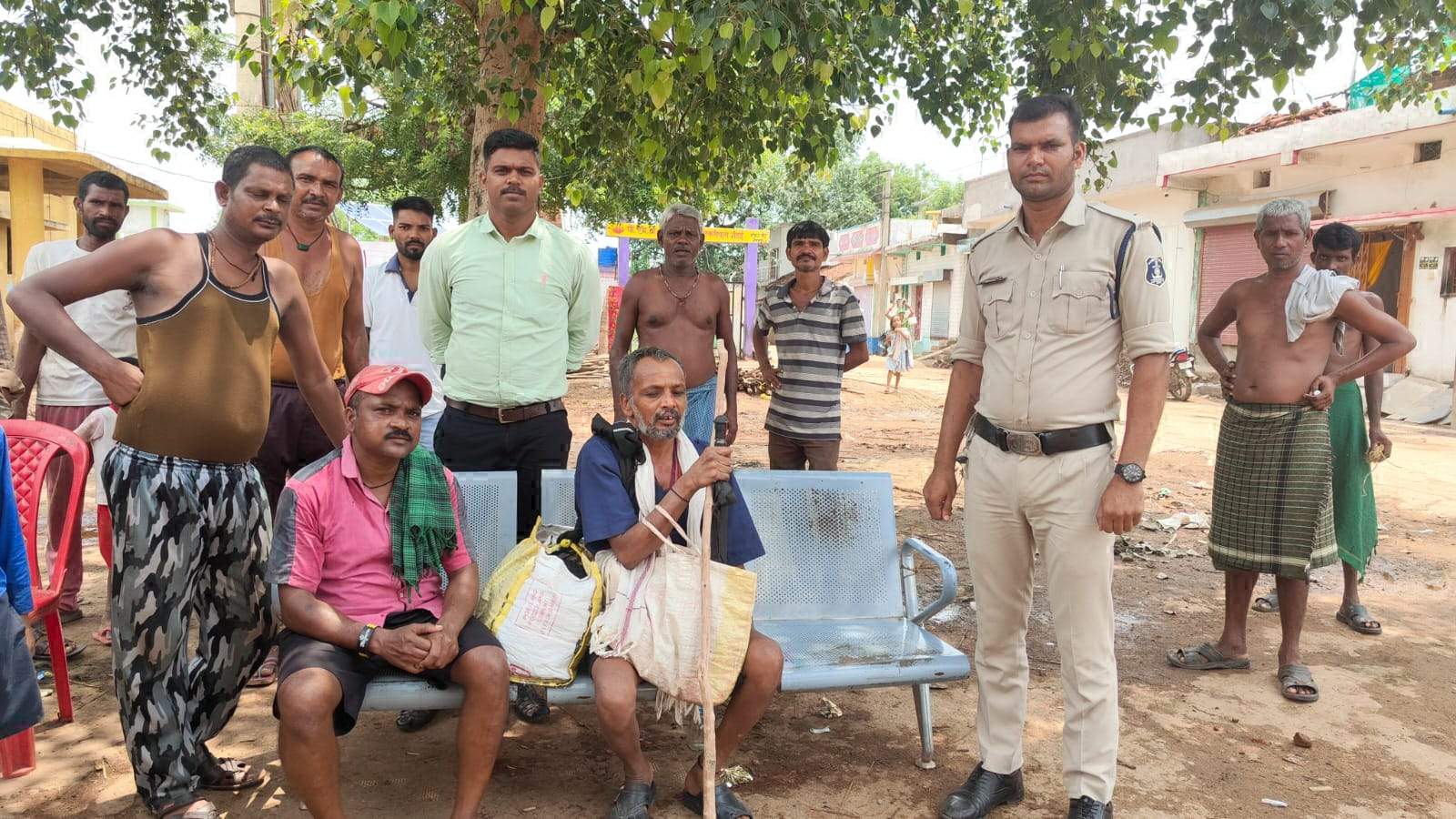 परेशान दिव्यांग बुजुर्ग को  पुलिस ने पहुंचाया घर