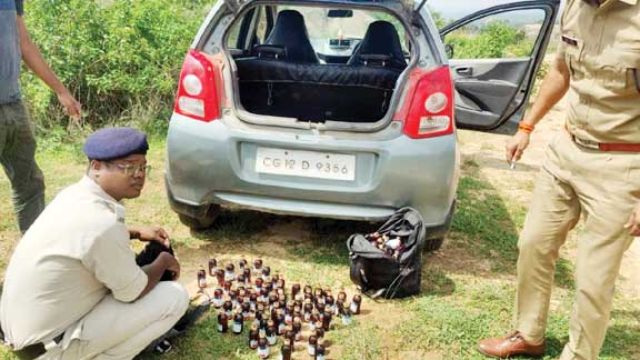 कार से नशीली सिरप जब्त, आरोपी फरार