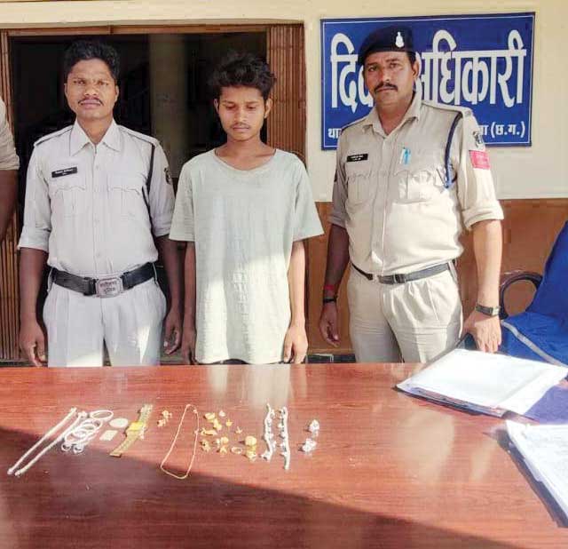 सूने मकान में चोरी, 2 नाबालिग सहित 3 गिरफ्तार सूने मकान में चोरी, 2 नाबालिग सहित 3 गिरफ्तार