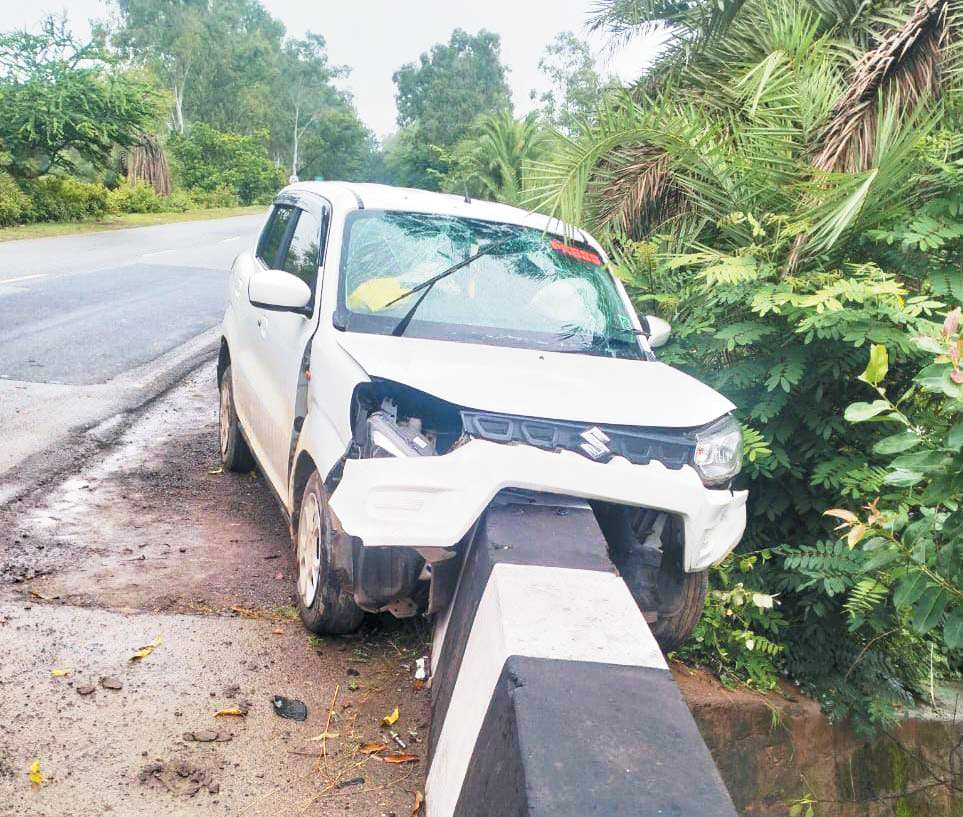 तेज रफ्तार कार टकराई पुल से, 5 घायल