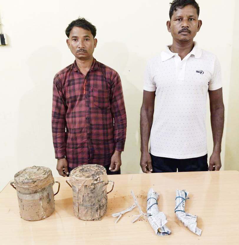 दो ईनामी नक्सली गिरफ्तार दो ईनामी नक्सली गिरफ्तार