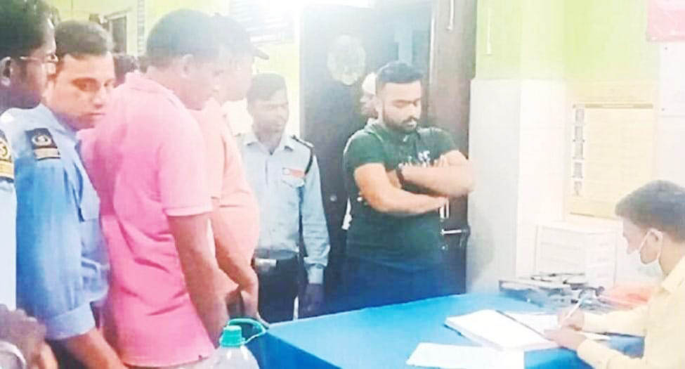 जिला अस्पताल में मरीज लेने पहुंचे निजी अस्पताल के  कर्मी की सुरक्षा कर्मियों से हाथापाई, शिकायत दर्ज 